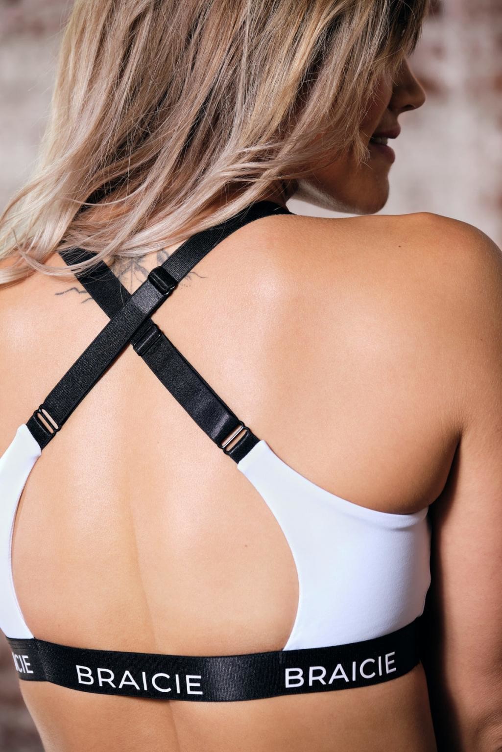 Rückenansicht Detail einer Frau im BRAICIE Empower Sport-BH in weiß