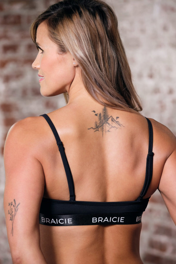 Rückenansicht einer Frau im BRAICIE Pure Sport-BH in schwarz
